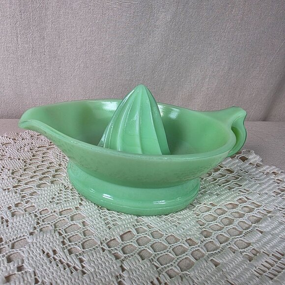 Vintage Jadeite Glass Juice Reamer With Handle & Spout - Classic Green Kitchenwa - Picture 4 of 9